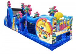 Parcours gonflable Minions avec obstacles et décor festif pour événements et fêtes au Québec.