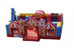 Module gonflable coloré sur le thème du cirque avec tentes rouges, décorations festives et entrée marquée Carnaval